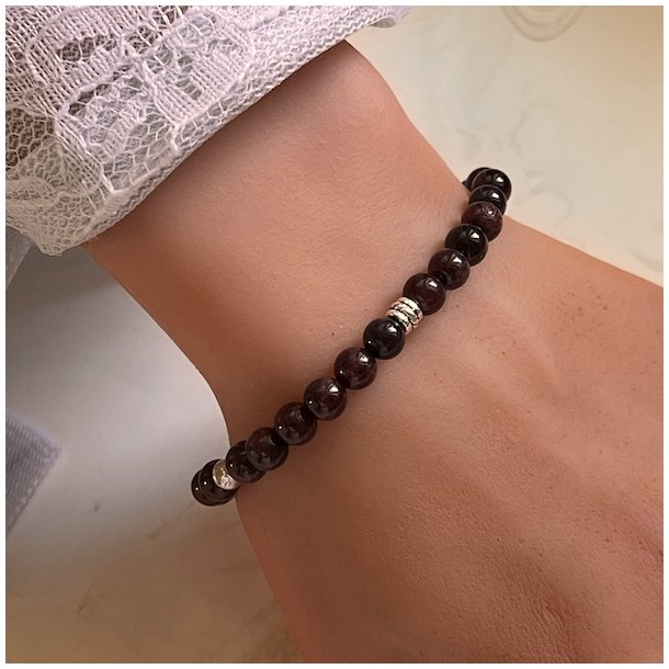 H�ndlavet Krystal armb�nd i r�d granat | 6 mm. stenperler og charms | M�l 18 - 20 cm