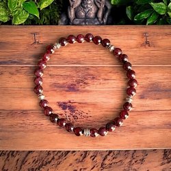 Hndlavet Krystal armbnd i rd granat | 6 mm. stenperler og charms | Ml 18 - 20 cm