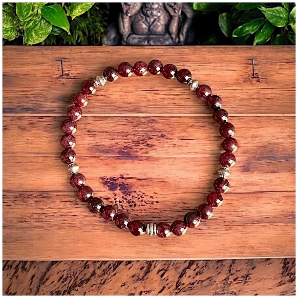 Hndlavet Krystal armbnd i rd granat | 6 mm. stenperler og charms | Ml 18 - 20 cm