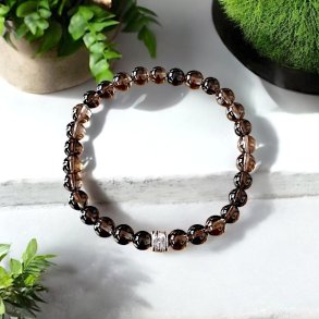 Hndlavet krystalarmbnd i rgkvarts med charm  6 mm perler (16 - 18 cm)