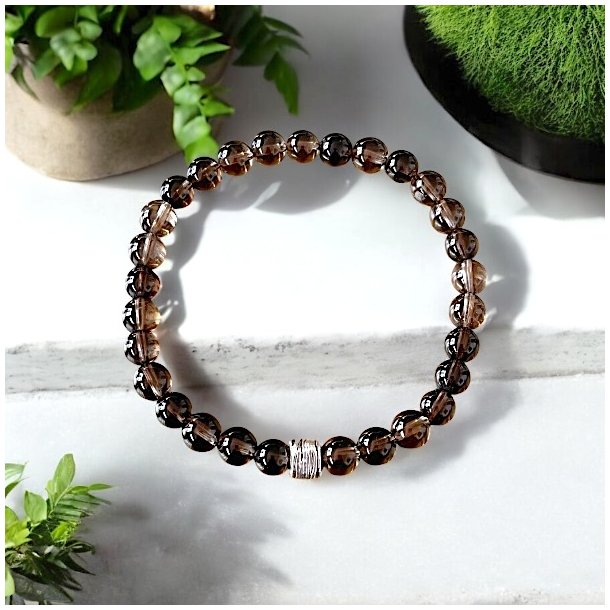 Hndlavet krystalarmbnd i rgkvarts med charm  6 mm perler (16 - 18 cm)