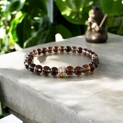 Hndlavet krystalarmbnd i rgkvarts med charm  6 mm perler (16 - 18 cm)