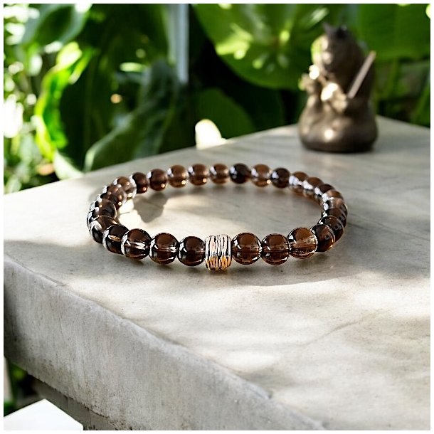 Hndlavet krystalarmbnd i rgkvarts med charm  6 mm perler (16 - 18 cm)