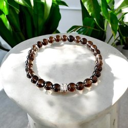 Hndlavet krystalarmbnd i rgkvarts med charm  6 mm perler (16 - 18 cm)