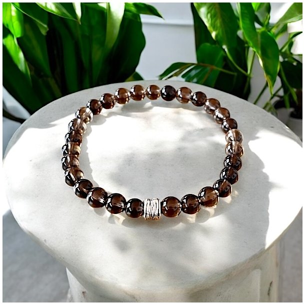 Hndlavet krystalarmbnd i rgkvarts med charm  6 mm perler (16 - 18 cm)