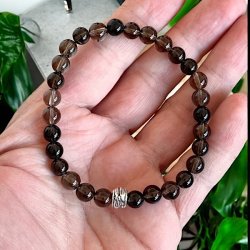 Hndlavet krystalarmbnd i rgkvarts med charm  6 mm perler (16 - 18 cm)