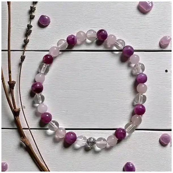 Krystal armb�nd mod stress og angst med smuk charm | 6-7 mm stenperler | m�l imellem 17 - 19 cm