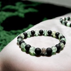 Styrkens Balance  Unisex armbnd af lavasten og grn fluorit, Ml 20-22 cm