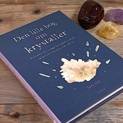 krystalbog der ligger p et bord