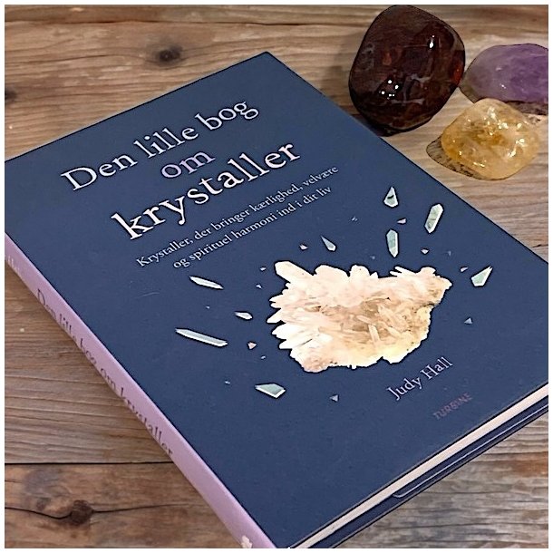 krystalbog der ligger p et bord