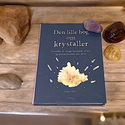 krystalbog der ligger p et andet bord