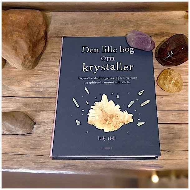 krystalbog der ligger p et andet bord