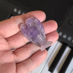 Bndametyst krystalengel  4 cm sttte til indre ro, spirituel klarhed og energimssig balance.