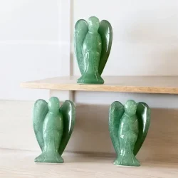 Smuk krystalengel i grn aventurin  4 cm sttte til hjerte og balance
