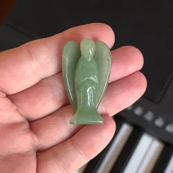 Smuk krystalengel i grn aventurin  4 cm sttte til hjerte og balance
