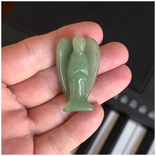 Smuk krystalengel i grn aventurin  4 cm sttte til hjerte og balance