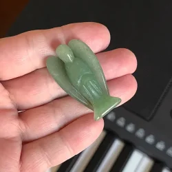 Smuk krystalengel i grn aventurin  4 cm sttte til hjerte og balance