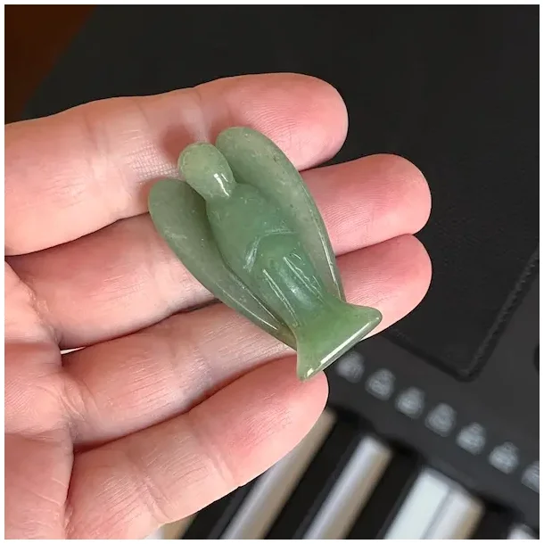 Smuk krystalengel i grn aventurin  4 cm sttte til hjerte og balance