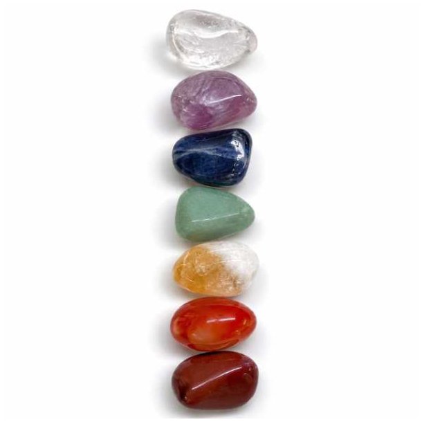7 Chakra Krystals�t med �gte chakrasten &ndash; Bjergkrystal, Ametyst, Sodalit, Gr�n Aventurin, Br�ndt Citrin, Karneol og R�d Jaspis