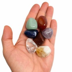 7 Chakra Krystals�t i h�nd viser st�rrelsen p� �gte chakrasten til meditation, chakrahealing og spirituel balance