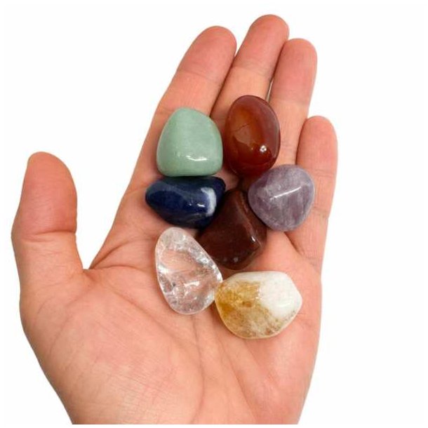 7 Chakra Krystals�t i h�nd viser st�rrelsen p� �gte chakrasten til meditation, chakrahealing og spirituel balance