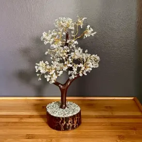 Hndlavet trskulptur i akvamarin p messingtrde og neemtr – spirituelt kunstvrk.