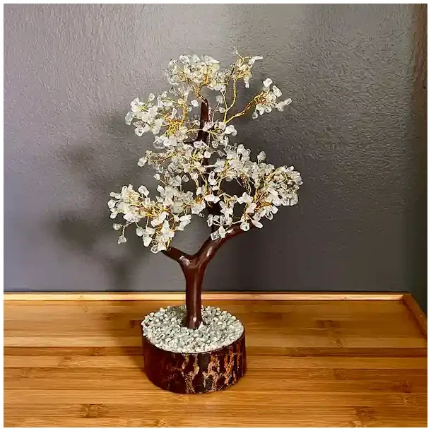 Hndlavet trskulptur i akvamarin p messingtrde og neemtr – spirituelt kunstvrk.