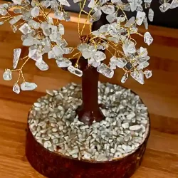 Spirituel tr�skulptur 30 cm med akvamarin stenchips og base af neemtr�.