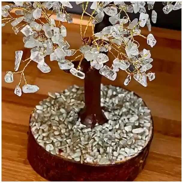 Spirituel tr�skulptur 30 cm med akvamarin stenchips og base af neemtr�.