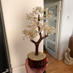 Dekorativ trskulptur med akvamarin og messingtrde p hndskret neemtr.