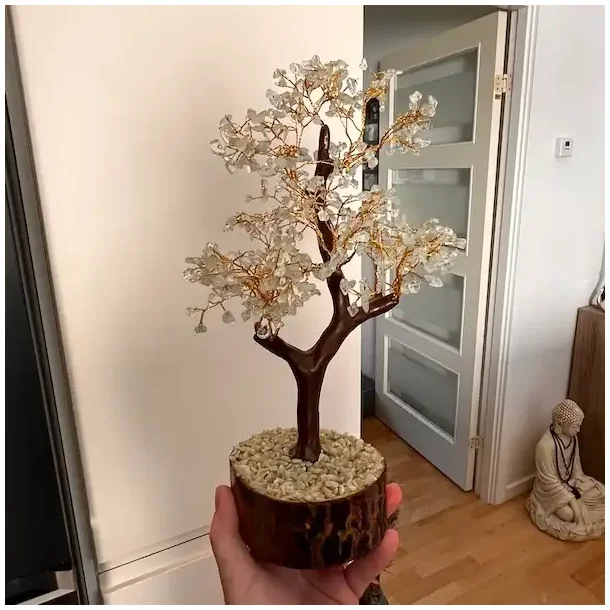 Dekorativ trskulptur med akvamarin og messingtrde p hndskret neemtr.