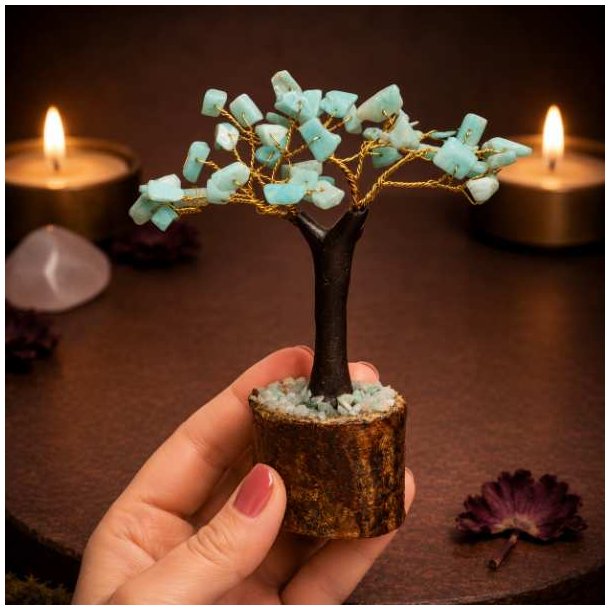 H�nd holder amazonit krystaltr� p� tr�base med �gte amazonitchips og fine gyldne grene.