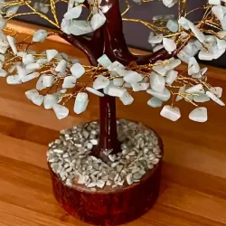 Stort hndlavet krystaltr med amazonit p base af neemtr - udslet ml ca. 30 cm