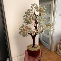 Stort hndlavet krystaltr med amazonit p base af neemtr - udslet ml ca. 30 cm