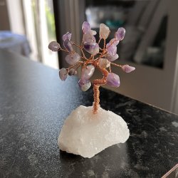 Krystaltr i ametyst m. bjergkrystal base, ml ca. 9 x 5 cm udslet