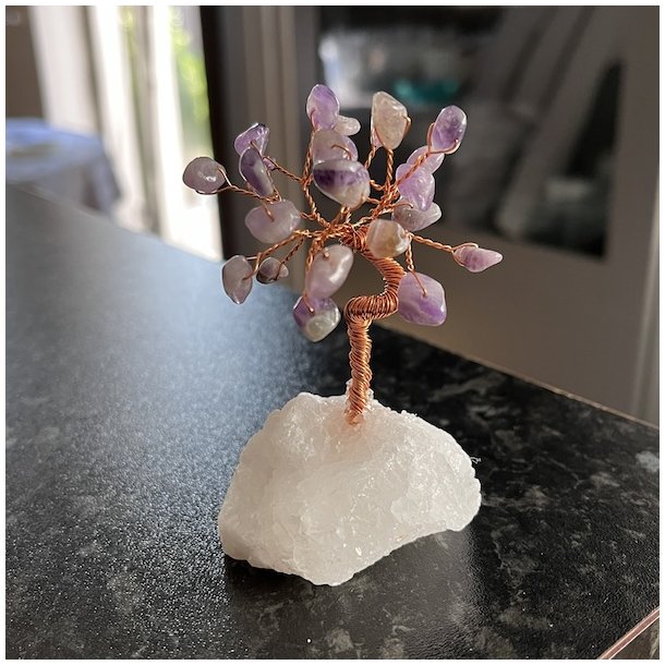 Krystaltr i ametyst m. bjergkrystal base, ml ca. 9 x 5 cm udslet