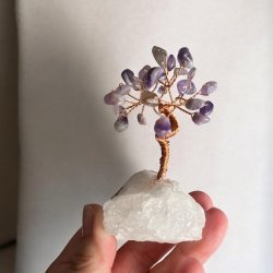 Krystaltr i ametyst m. bjergkrystal base, ml ca. 9 x 5 cm udslet