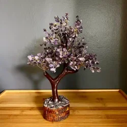 Stort hndlavet krystaltr med ametyst p base af neemtr - udslet ml ca. 30 cm