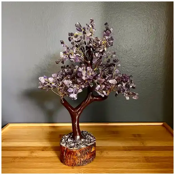 Stort hndlavet krystaltr med ametyst p base af neemtr - udslet ml ca. 30 cm