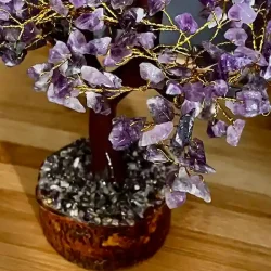 Stort hndlavet krystaltr med ametyst p base af neemtr - udslet ml ca. 30 cm