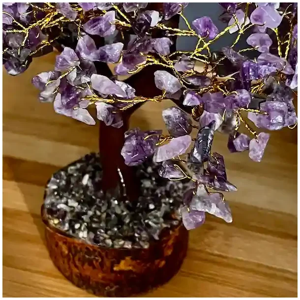 Stort hndlavet krystaltr med ametyst p base af neemtr - udslet ml ca. 30 cm