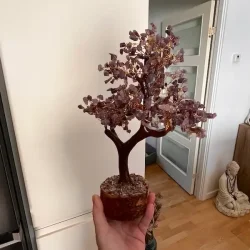 Stort hndlavet krystaltr med ametyst p base af neemtr - udslet ml ca. 30 cm