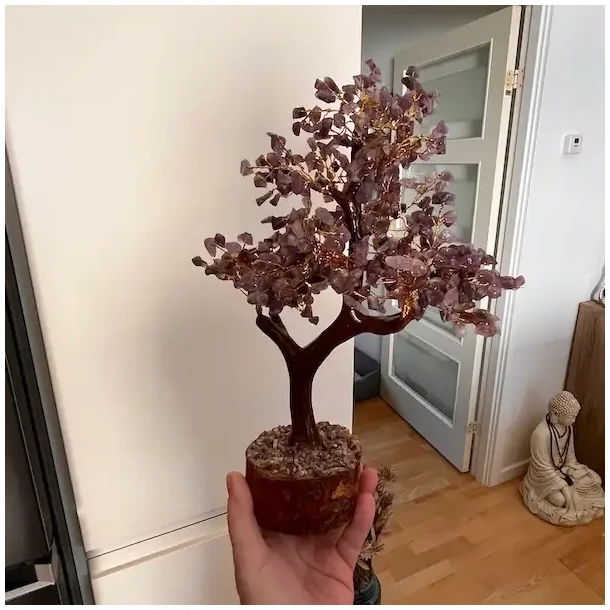 Stort hndlavet krystaltr med ametyst p base af neemtr - udslet ml ca. 30 cm