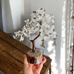 Smukt unikt krystaltr i ametyst &amp; bjergkrystal med Buddha-charms  ca. 24-25 cm udslet