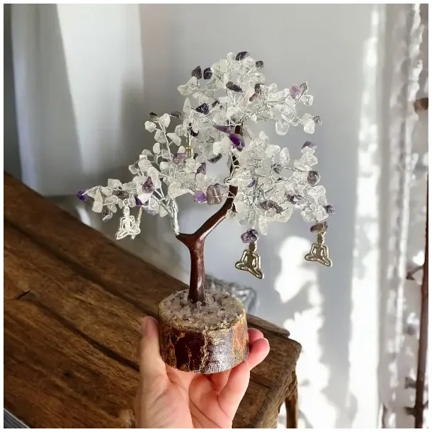 Smukt unikt krystaltr i ametyst &amp; bjergkrystal med Buddha-charms  ca. 24-25 cm udslet