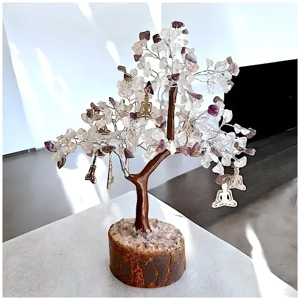 Smukt unikt krystaltr i ametyst &amp; bjergkrystal med Buddha-charms  ca. 24-25 cm udslet