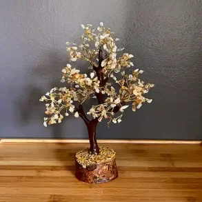 Stort hndlavet krystaltr med citrin p base af neemtr - udslet ml ca. 30 cm