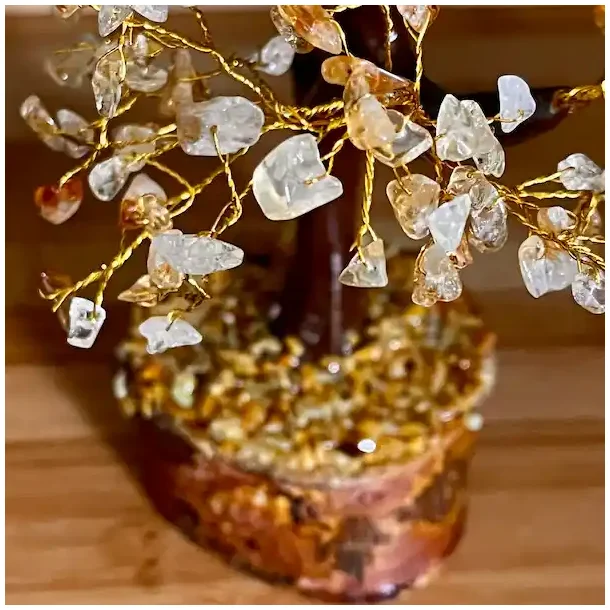 Stort hndlavet krystaltr med citrin p base af neemtr - udslet ml ca. 30 cm