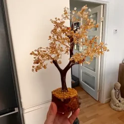 Stort hndlavet krystaltr med citrin p base af neemtr - udslet ml ca. 30 cm