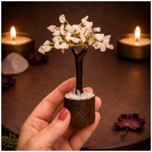 H�nd holder rosenkvarts krystaltr� p� tr�base med �gte rosenkvartschips og fine gyldne grene.